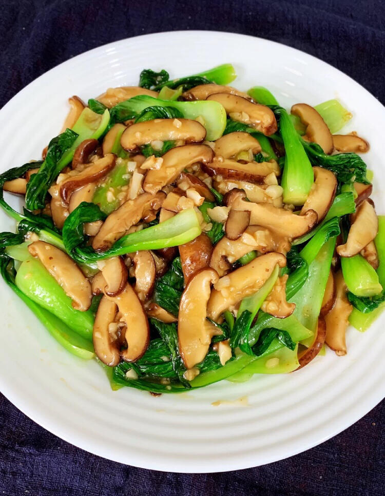 炒菜放盐有诀窍，牢记4点变大厨炒菜看似平常，实则暗藏玄机，其中放盐时机更是关键