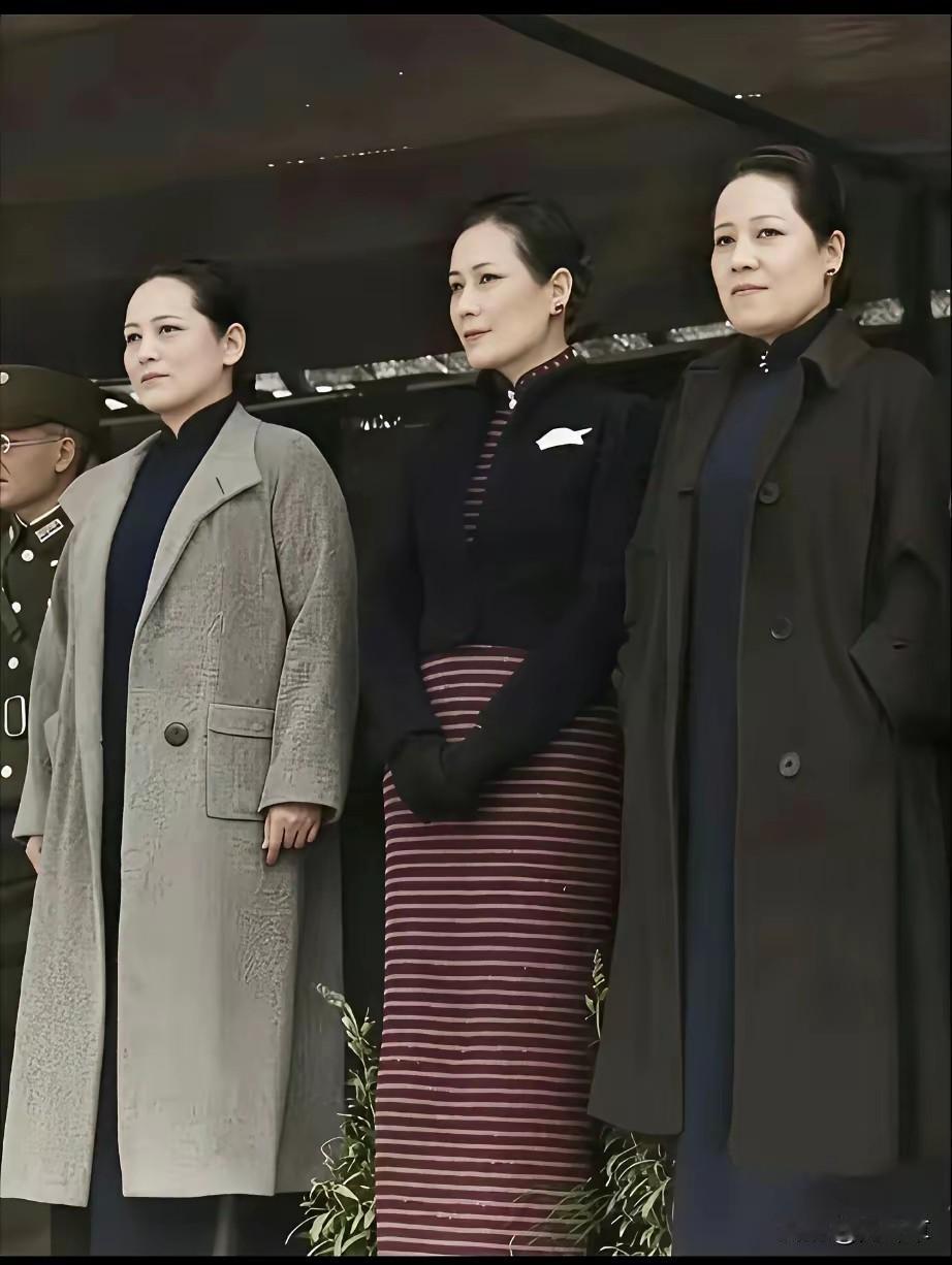 一张重庆拍摄的老照片，将三个女人完美刻画定格！老大以旗袍为甲，但她的算盘声