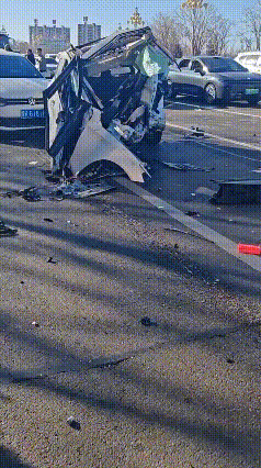 这真是归心似箭、视死如归啊。2月20日网友发布，疑似发生在鄂尔多斯，这得开得有