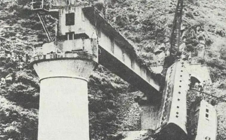 1981年，一列火车在大渡河峡谷冲进了一座不存在的大桥，275人瞬间失踪，司机最