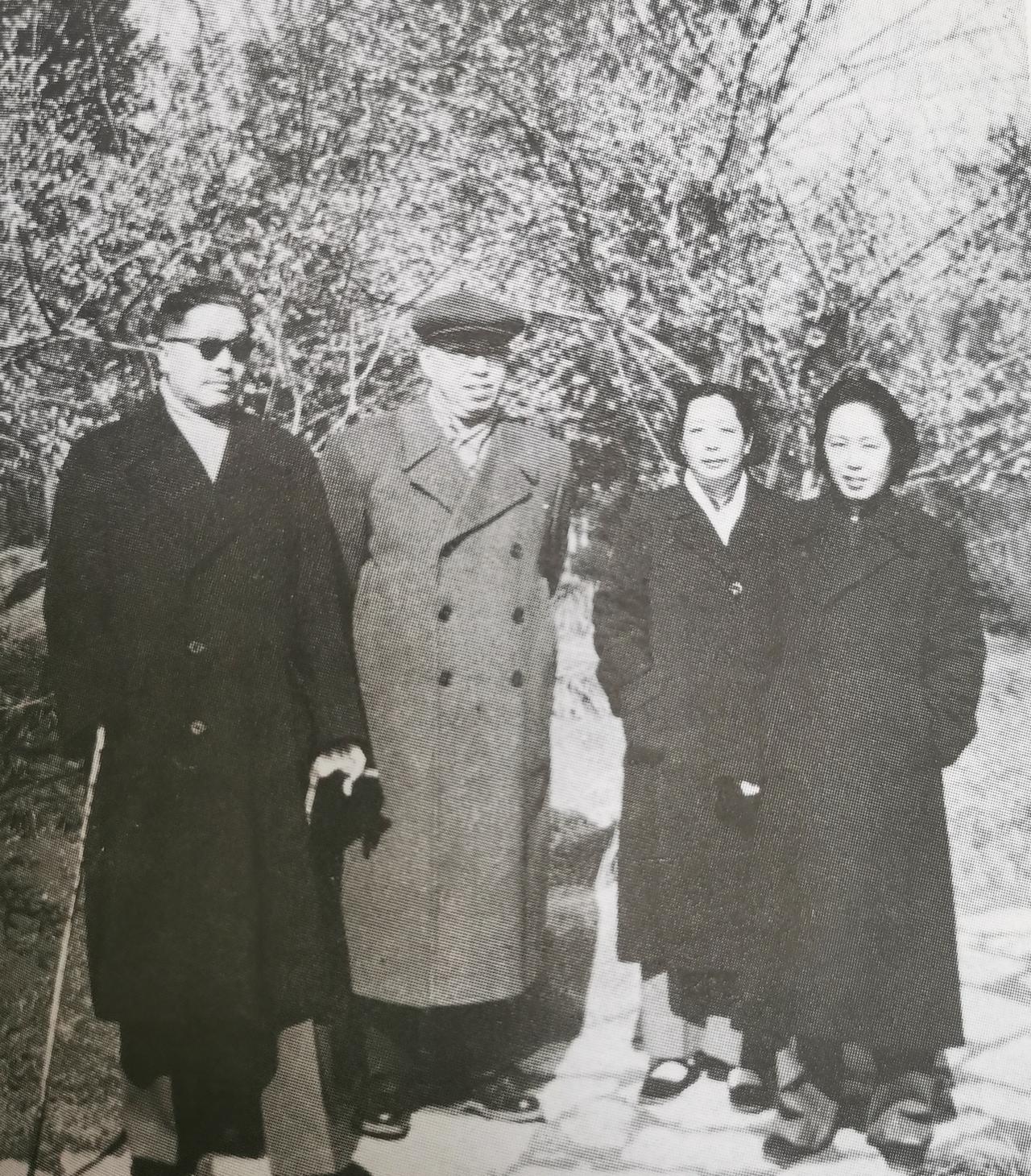 1961年3月，两位元帅夫妇在杭州留下珍贵合影。左一是贺龙元帅，左二是罗荣桓元帅