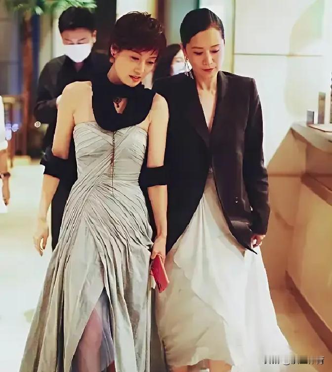 凌晨三点，片场收工。海清揉着发僵的脸，卸妆棉擦过眼角的细纹。同一时刻，马伊琍