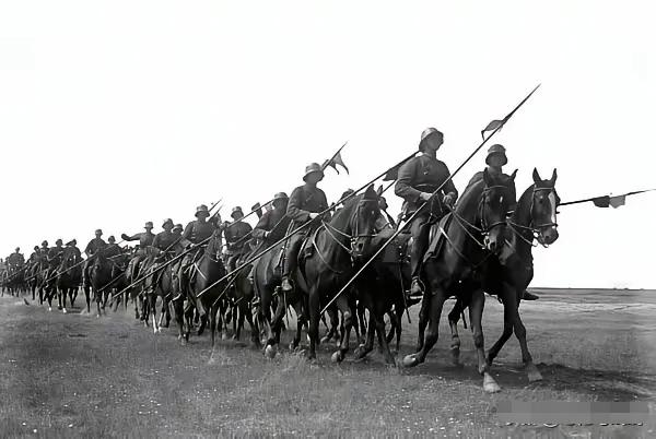这是1915年德国的一队骑兵，二战时期，德国军队以自动武器，闪电战等特点快速占领