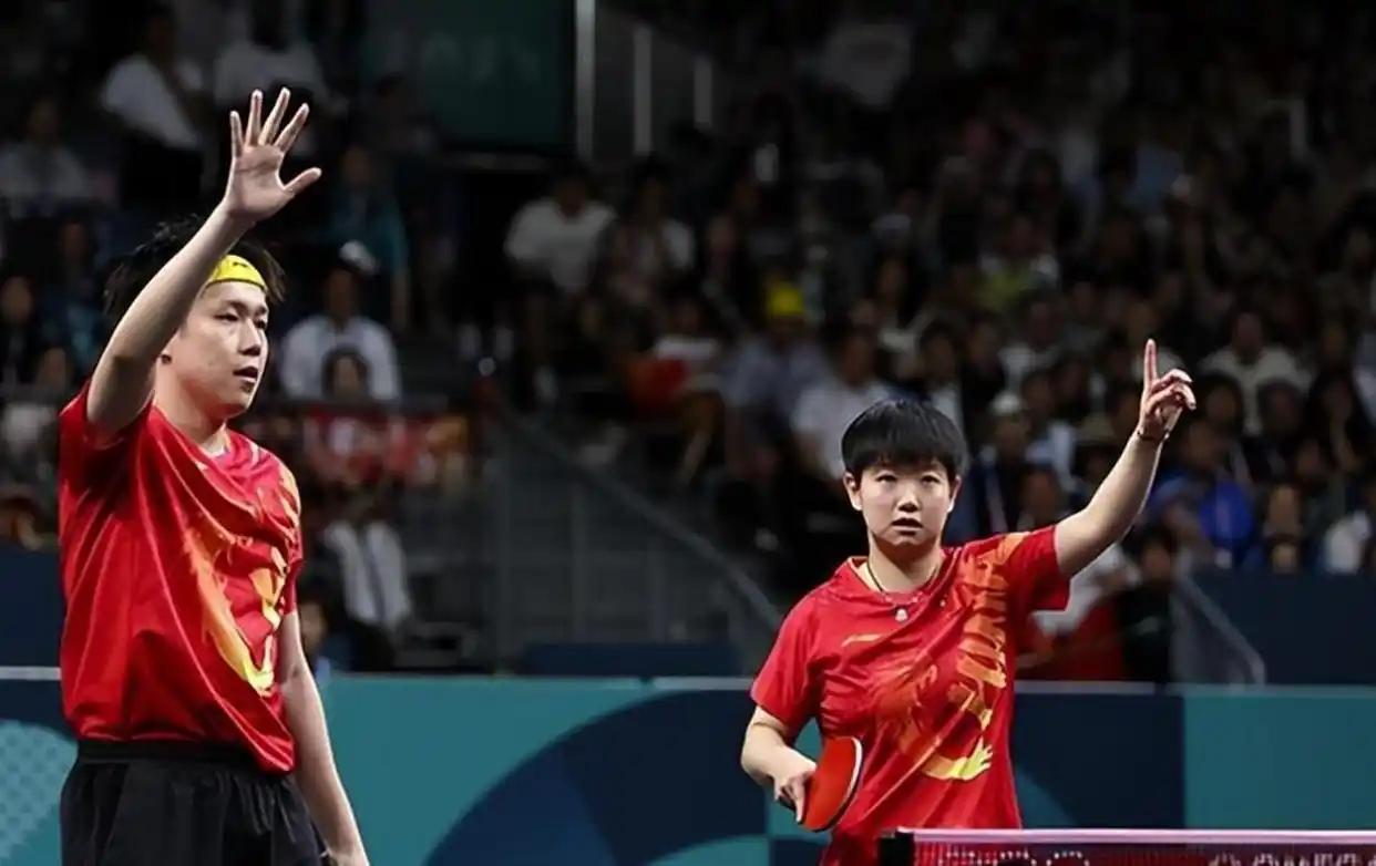 先说孙颖莎练左手这个情况。训练视频里的孙颖莎，右手横拍换成左手持拍，正和陪练何卓