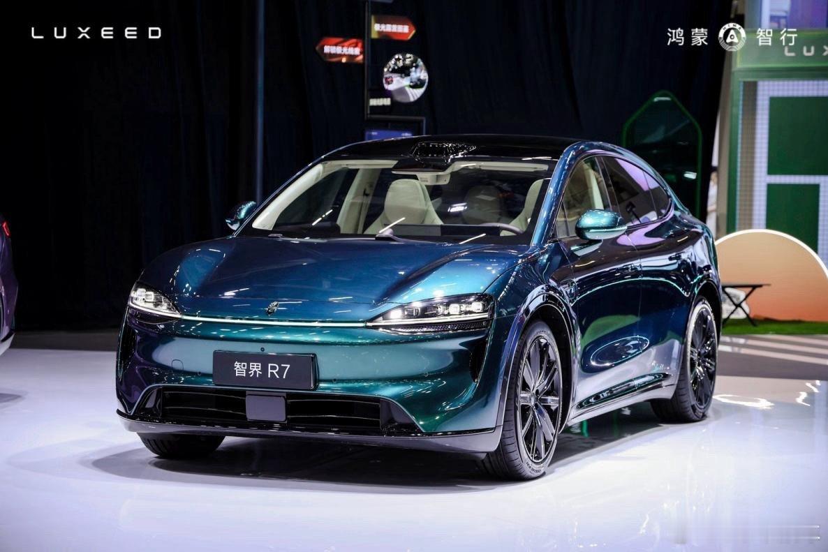 强烈建议广州车展去智界展台看看这台极光绿的R7，实车真的很帅，配上熏黑套件，让这