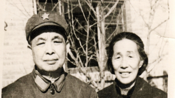 1953年，西康军区司令员刘忠，听说母亲尚在人世，就带妻子回家探亲，回家后，他见