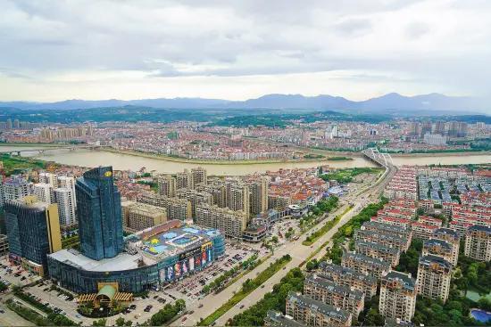 浙江嵊泗县近期引发全网关注，这个位于舟山群岛最北部的海岛小县，从2025年秋季学