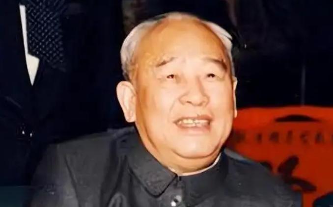 1983年，担任总政治部主任的余秋里回老家看望亲人，亲弟弟却不肯露面。村支书专门