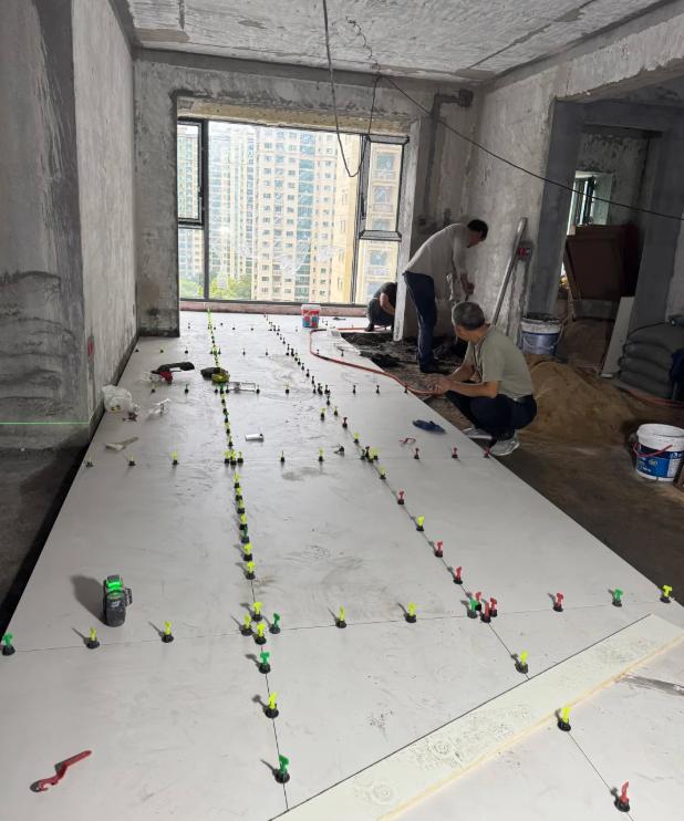 卫生间贴的瓷砖，才住半年就开始“啪啪”往下掉！装修师傅说是“空鼓”，让他返工，他