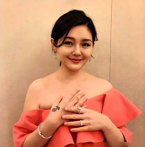 S姐妹风波：金钟奖之夜，面相、骨灰与争议金钟奖那天啊，小S出来了，所有人都惊讶
