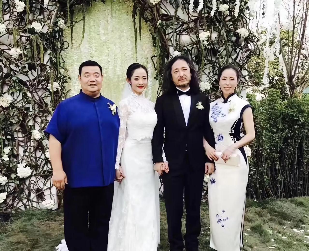 万千惠的爸妈叫称呼自己还大一岁的女婿为“三宝老师”，他们跟三宝相处都是客里客气的