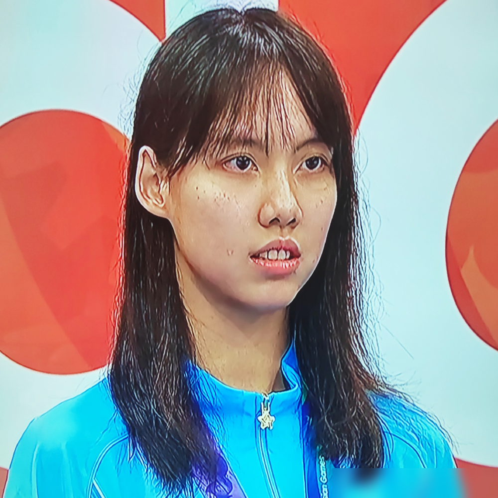 看张雨霏那肩宽臂展，再看李冰洁叶诗文站一排，你以为是选美呢？那是水里的物理外挂。体育圈早研究透了，游