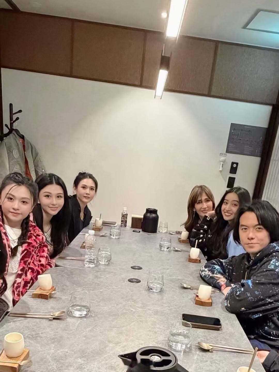 邱淑贞工藤静香带女儿聚餐邱淑贞工藤静香带女儿聚餐，美人和她们的女儿们，好漂亮啊