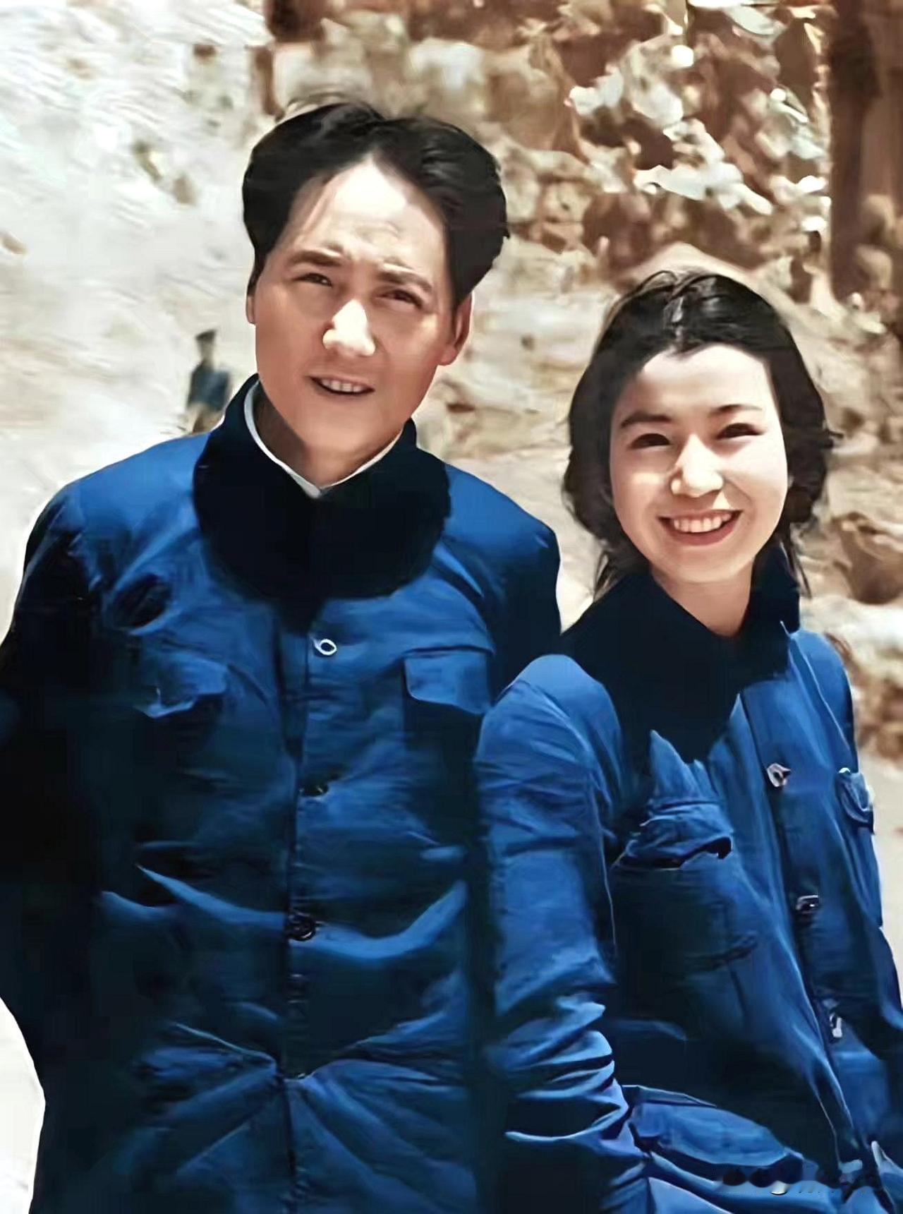 这是1939年毛主席与曾志在延安的合影。两人并肩而立，笑容亲切自然，背景是陕北黄