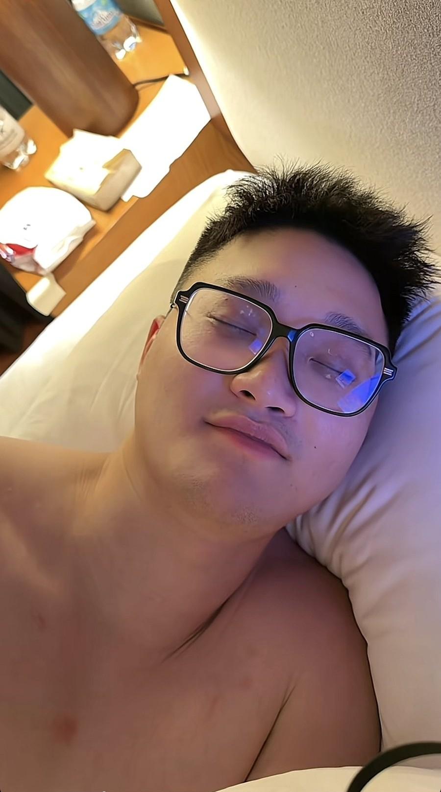 10月11日，张大奕更新视频罕见晒富豪老公现在的照片，帅是帅，就是比结婚时成熟了