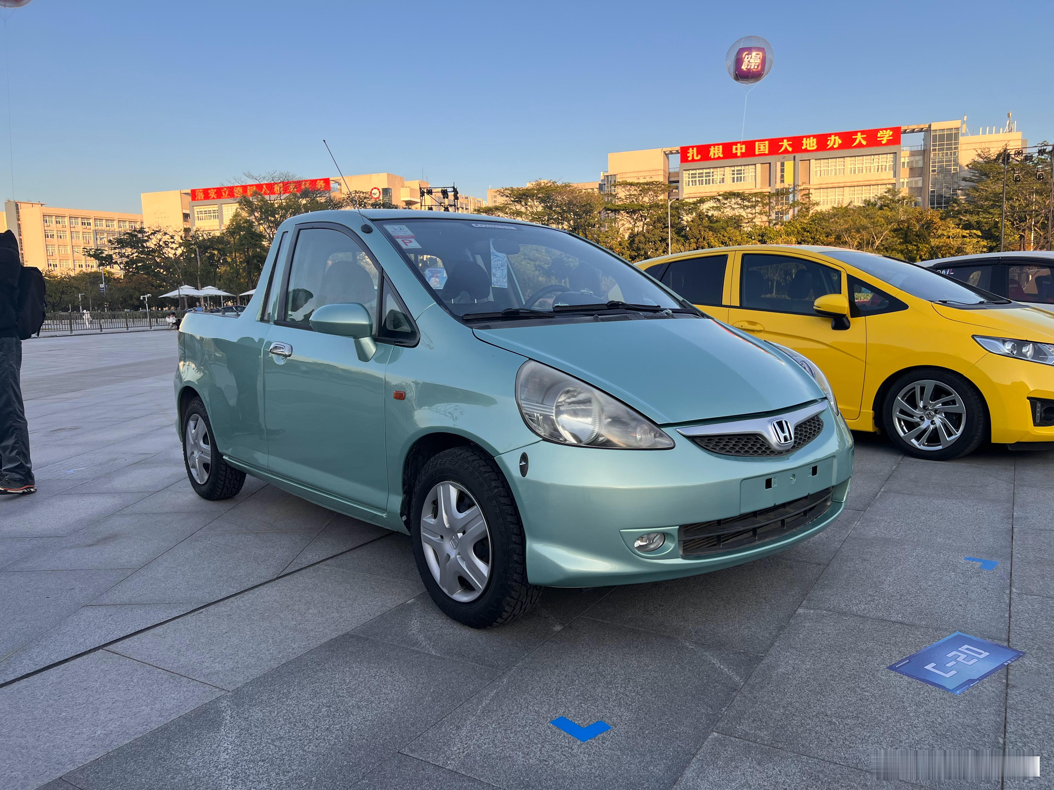 2025广汽本田躁梦节现场最猛的整活儿车之一，手搓的飞度皮卡，尾灯甚至还挺搭…