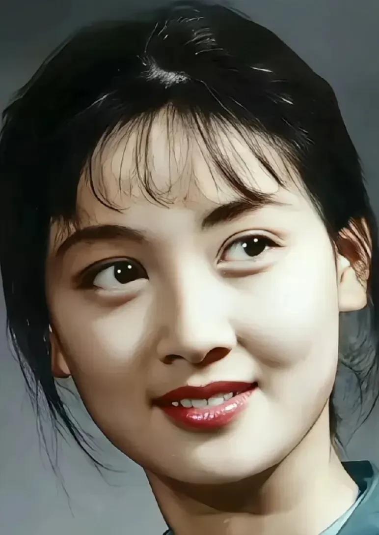 八十年代的女明星，个个都不简单——不仅才华横溢、学识过人，气质更是出众。她们或