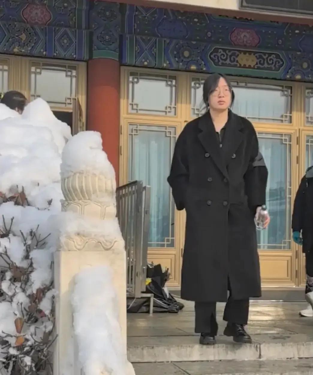 22岁的聂云菲，应该是聂卫平最宠爱的孩子了，看得出来，也是在聂老的追悼会上最难过