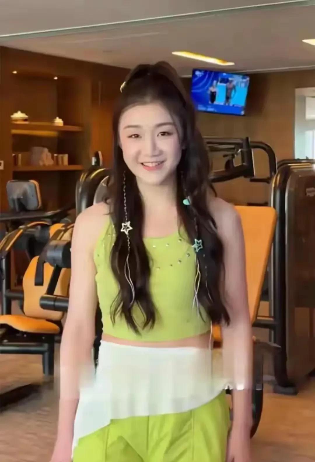 陈梦简直是太大胆了，也不怕品牌方不乐意，今天陈梦一身绿色吊带装，可盐可甜的