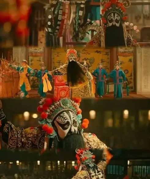 再来说说《戏台》观后感。不知道大家注意到一个细节没有。尹正扮演的名伶大咖金啸天一
