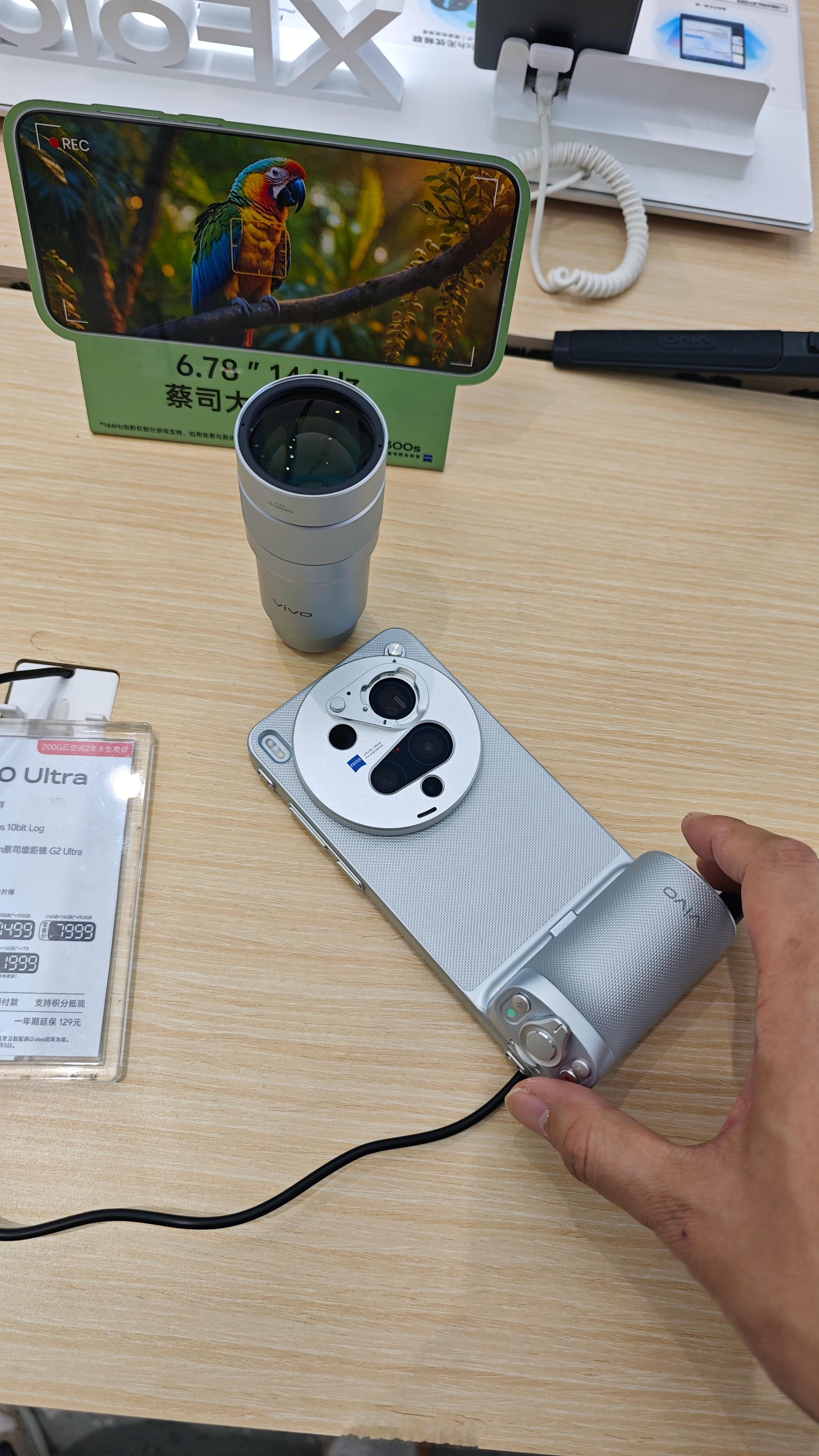 最近去试了VIVOX300Ultra，上次遇到王杰克被他的安利感染了。直屏好