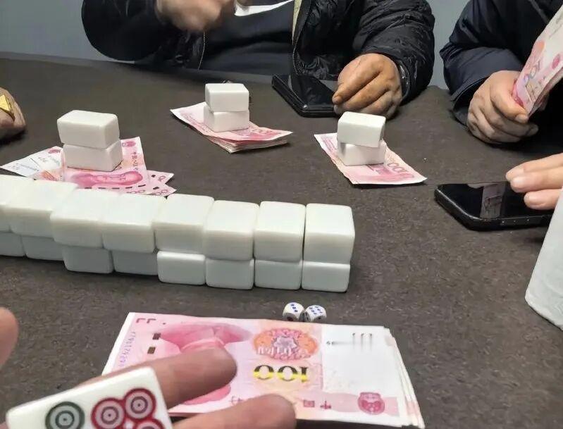 防不胜防！广西，一男子平时喜欢打麻将，认识了一家台球厅老板后，就被对方邀请打牌，