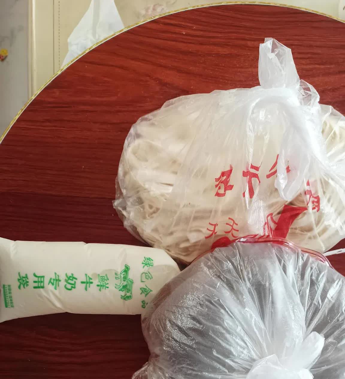 小家的幸福是需要两代人的托举。今天带孩子去超市，回来到家一看，桌子上分别有娘