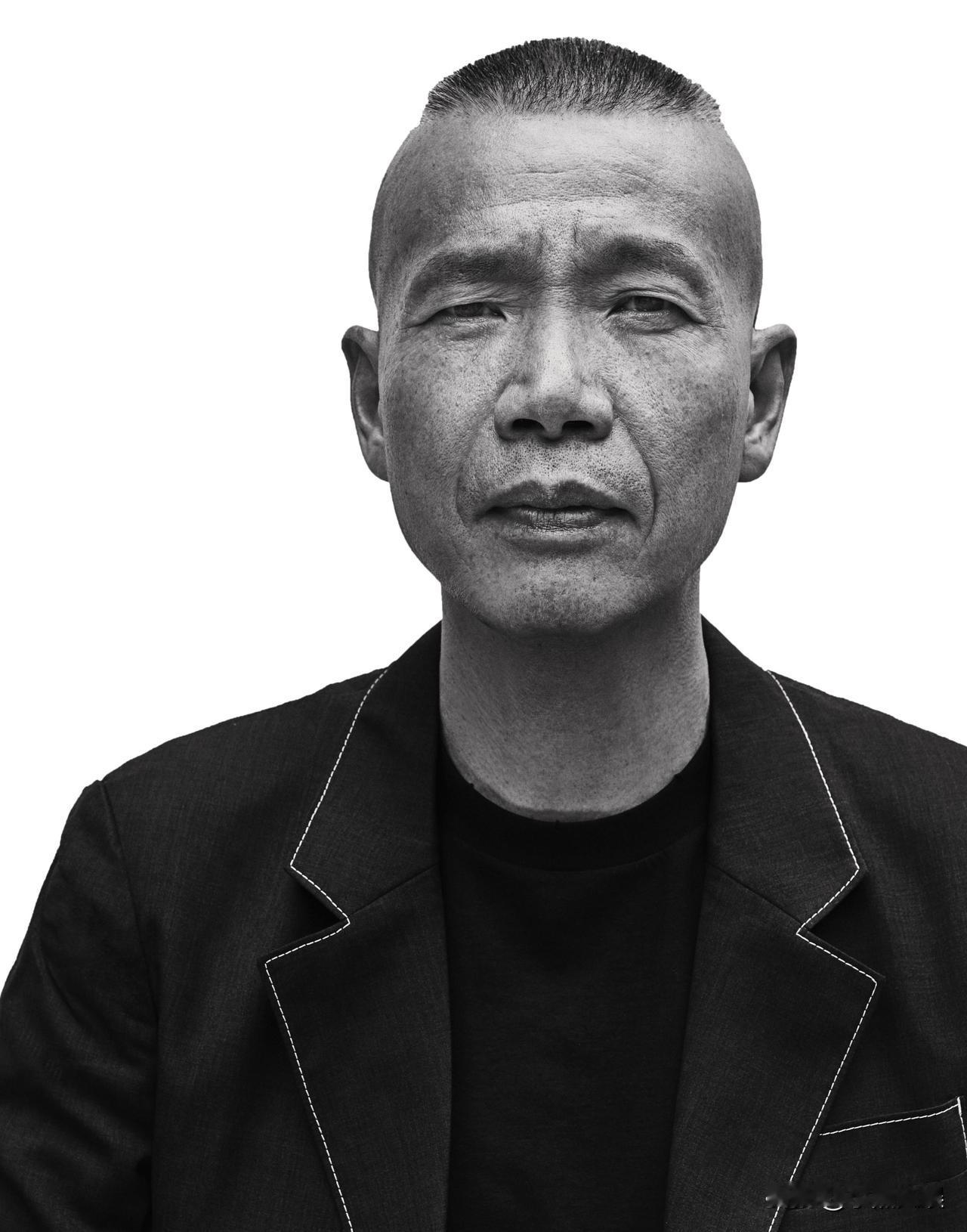原来蔡国强是真的爱放烟花啊。这不刚炸完喜马拉雅山，又跑去炸巴黎了。10月