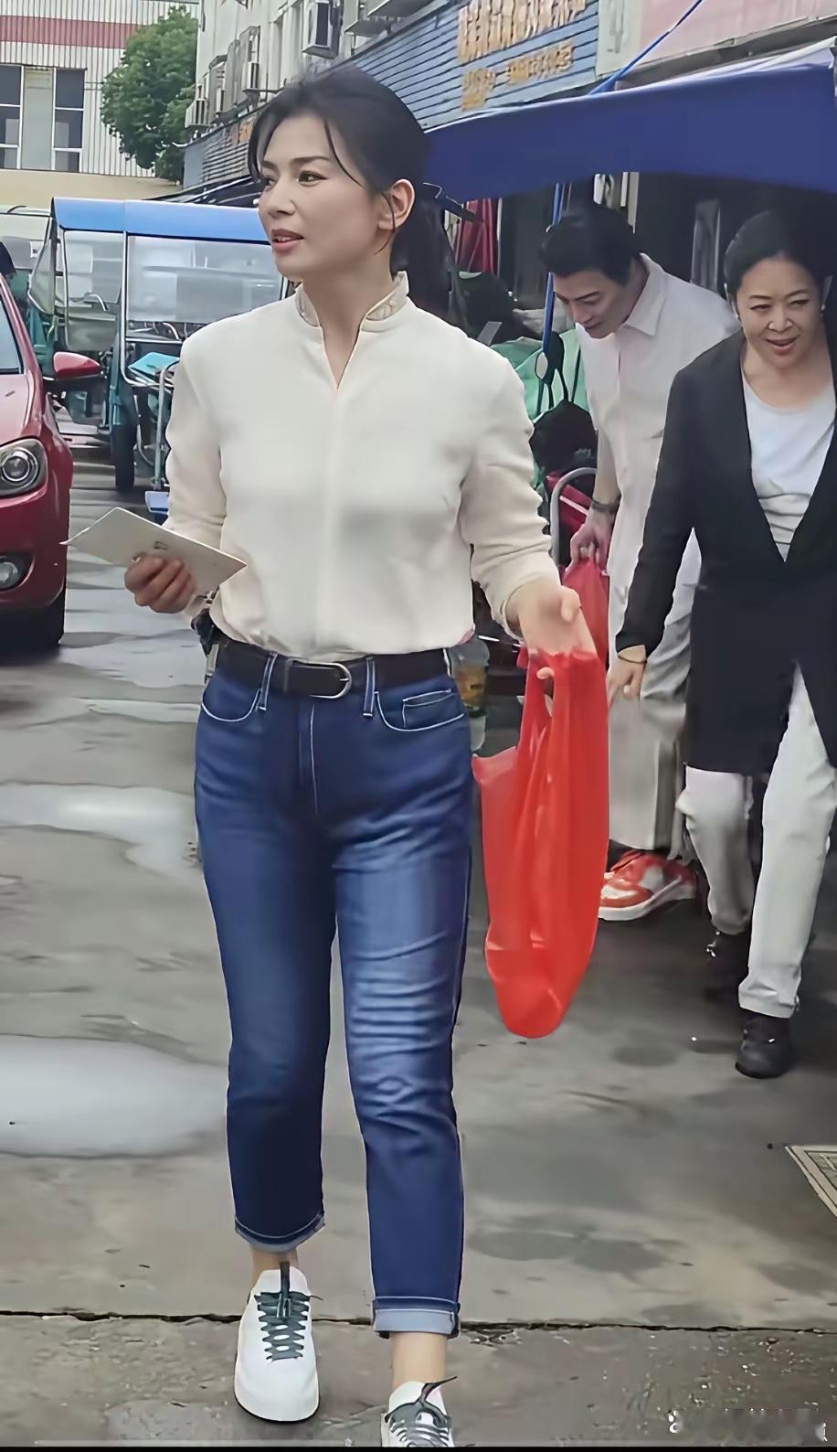 菜市场里刘涛一身素衣朴素随性，亲自挑拣食材超接地气，眉眼温婉藏不住，烟火气中依旧