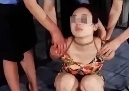 小区公然放蟑螂？这种自私缺德的行为太过分。坏到骨头里！刷到这个视频真的越看越