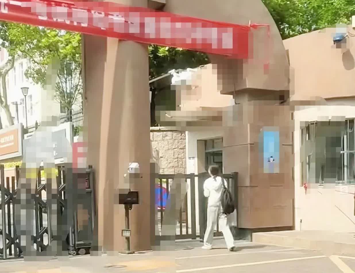 女孩不紧不慢来到考场，门口已经没有了进考场的学生，显而易见是迟到了。她缓慢来到大