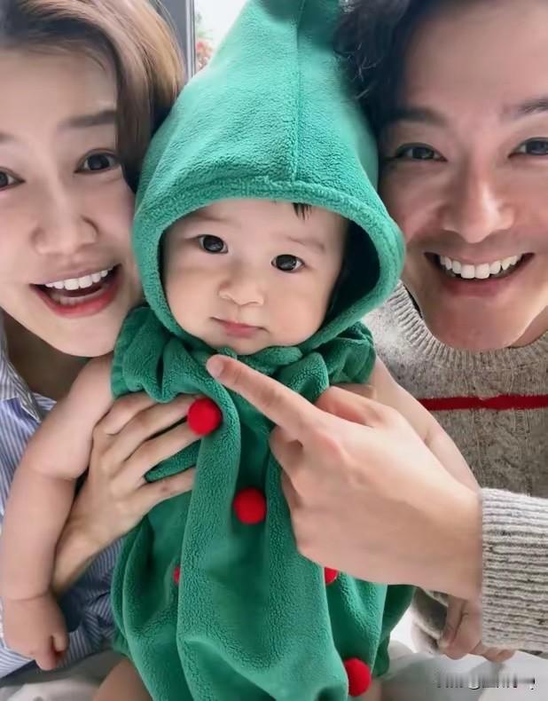 有没有组团去萧正楠黄翠如家偷娃的，这孩子长得白白嫩嫩的，眼睛水灵，颜值太高了，小