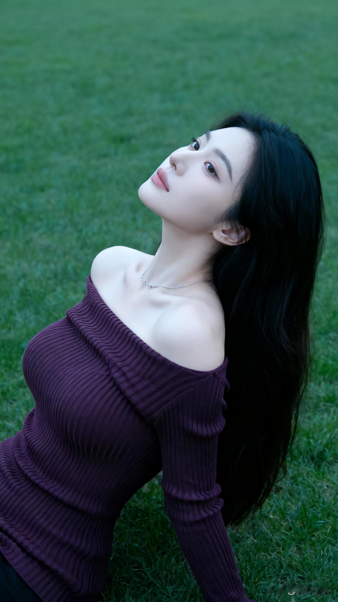 她在草坪上这样一躺，全网都看呆了！这气质绝了！今天刷到这张图，我直接被惊艳到！