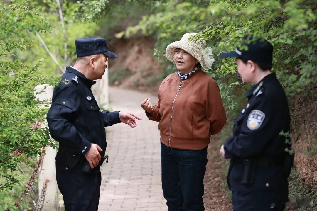 兰州公安关山森林派出所守护生态屏障藏蓝身影守护568.42公顷绿意初夏关山，