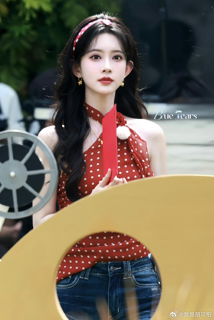 孟子义真用一期跑男让所有人记住了她的腰，细到比名牌还小巧，对明星的身材管理真的瑞