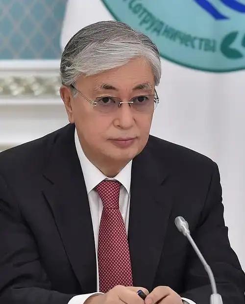 哈萨克斯坦这回算是把“摇摆”玩明白了，前脚刚跟美日签完稀土大单，后脚油轮就在黑海