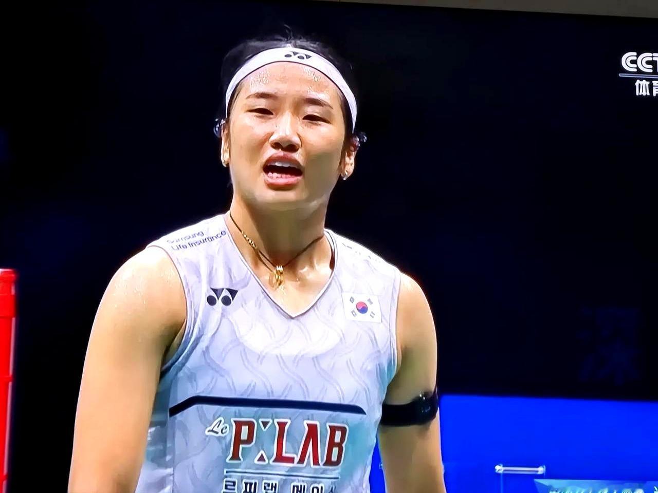 当安洗莹在场上眨着眼、仍把节奏踩得稳稳当当，轻松过掉日本的山口茜，顺手进了决赛时