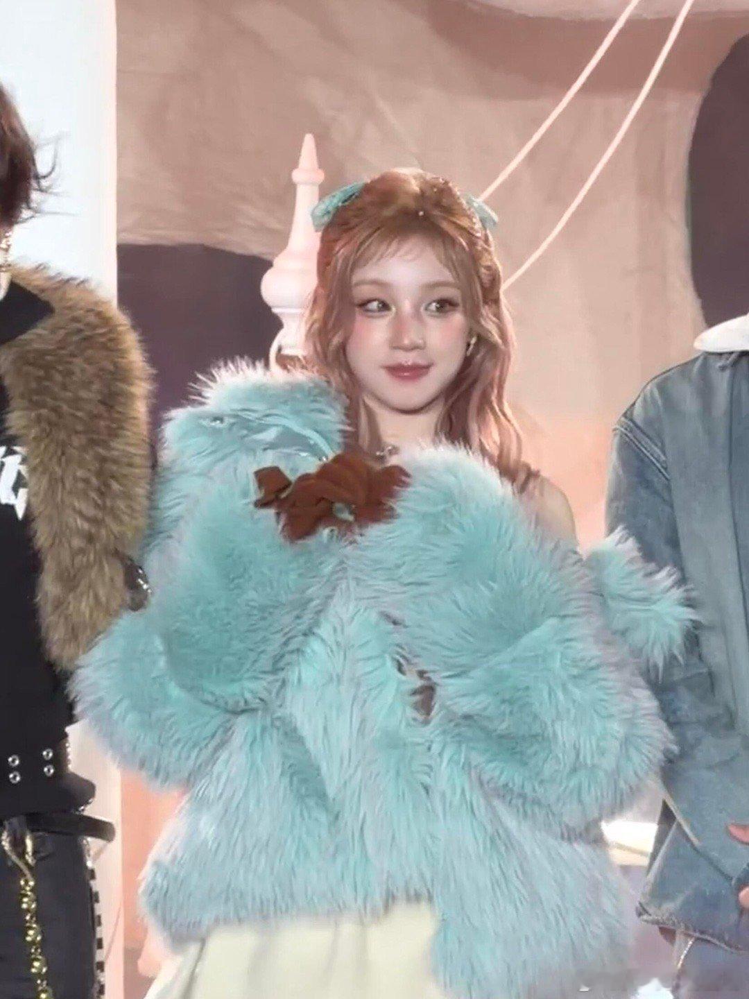 宋雨琦今天好像芭比娃娃！！！冰雪公主好漂亮！！！好暖和的穿搭，感觉很好