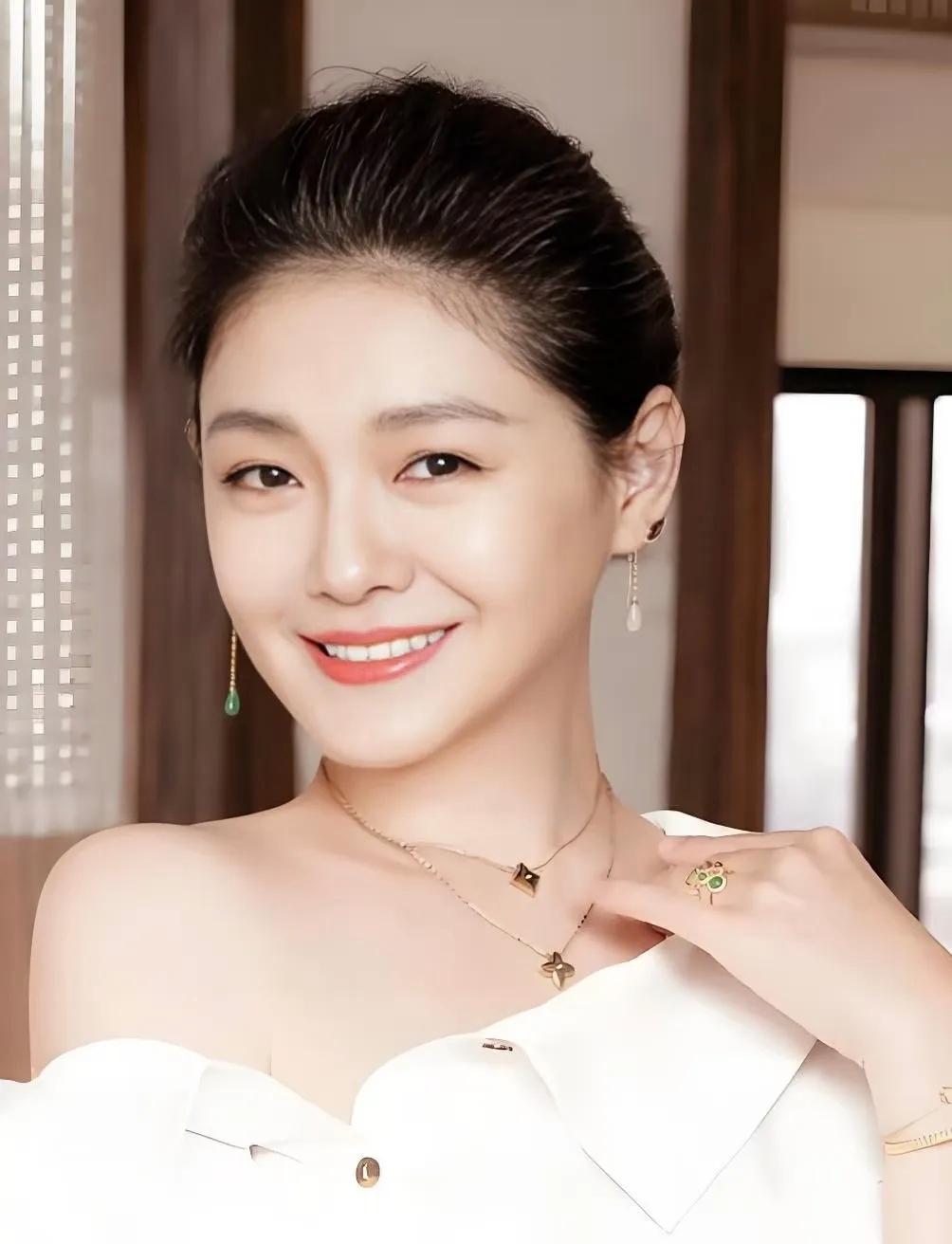 尊重但不理解！有消息称，具俊晔亲手制作了7条大S的骨灰项链送给亲人好友，为了让