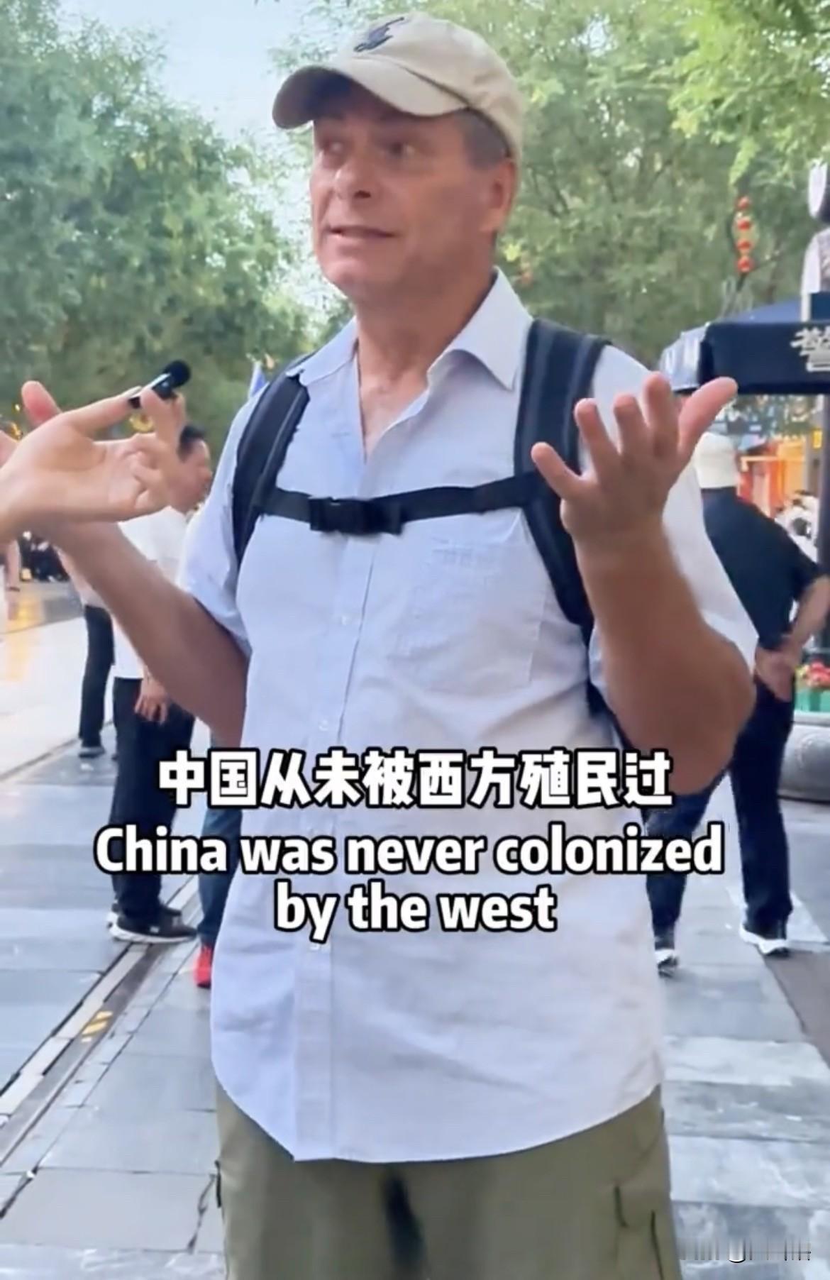 【加拿大游客说中国人不会说英语是很正常的事情】一名在中国旅游的加拿大人被问到是