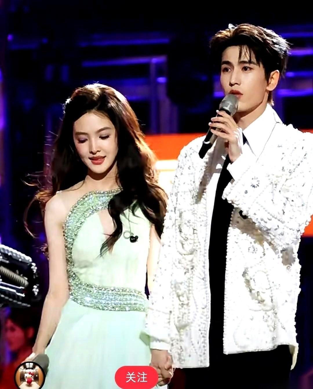 看完张凌赫和章若楠那个跨年舞台，我真的会谢。你们俩，到底知不知道自己站在一起有