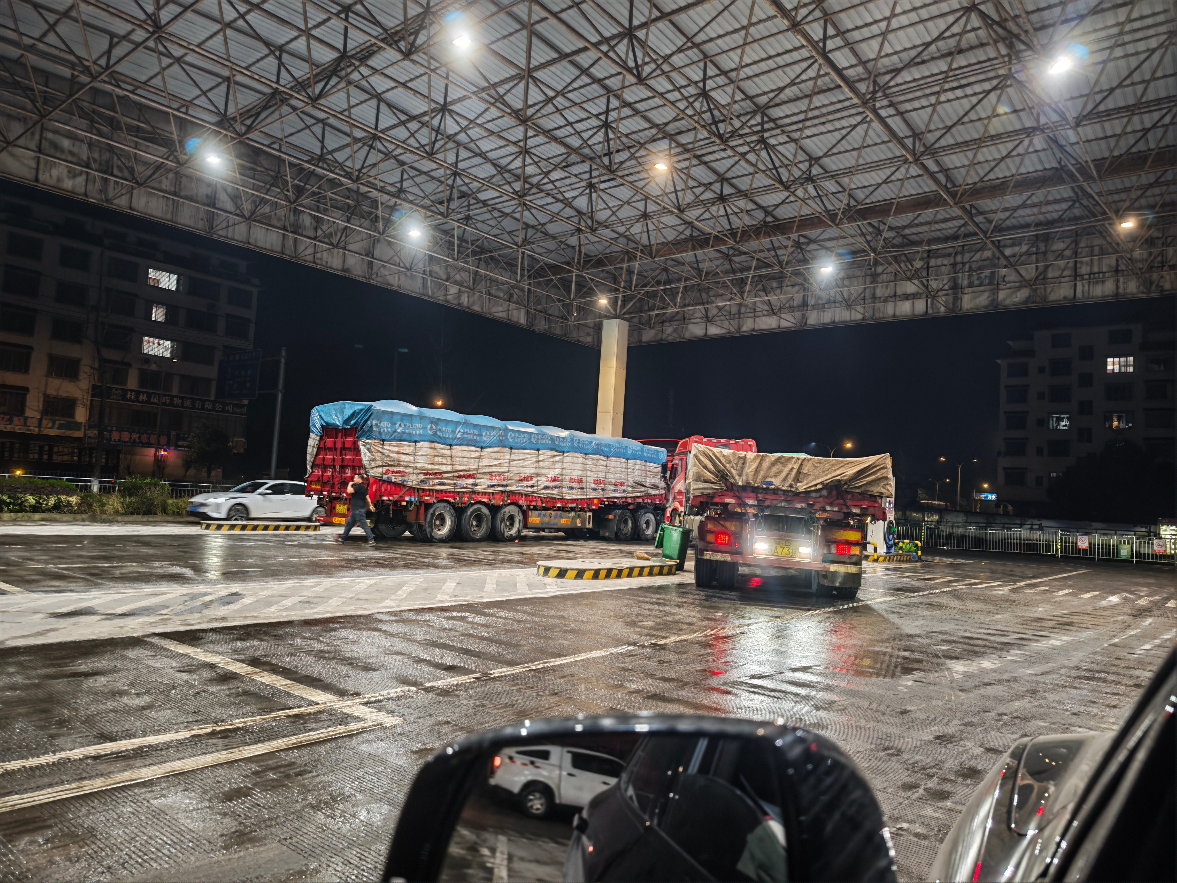 刚从加油站加油回来，今晚的加油站挂车真的太多太多了，原本我是不准备出去加油的，因