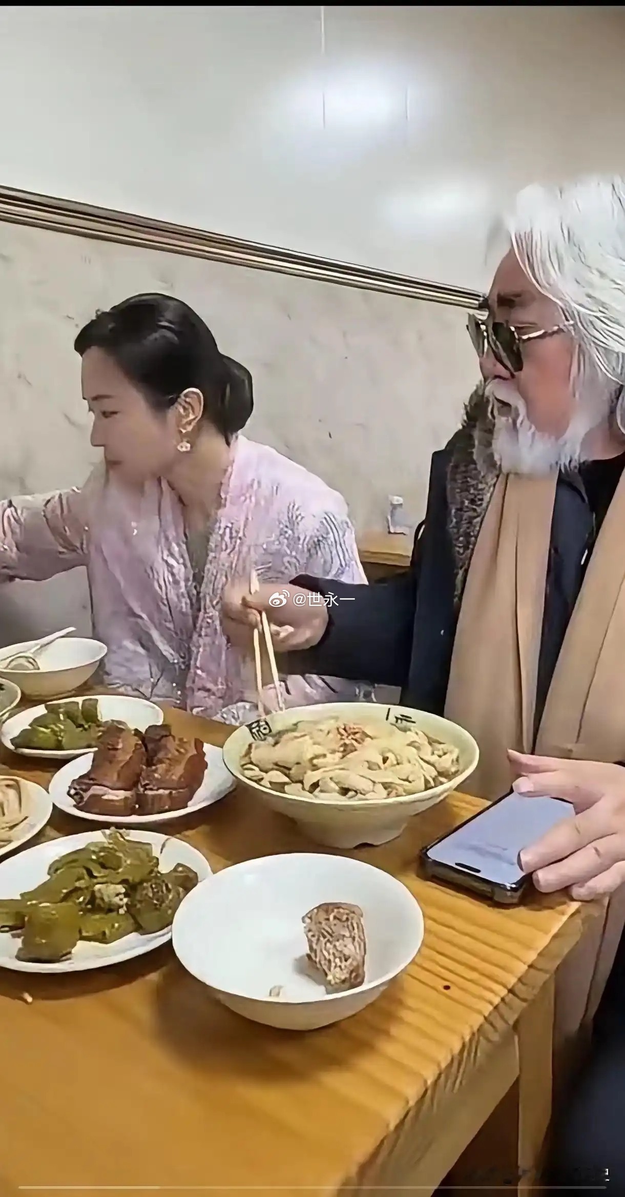 老张这饭量可以啊，一个小伙子不一定能吃完这一大碗面​​​