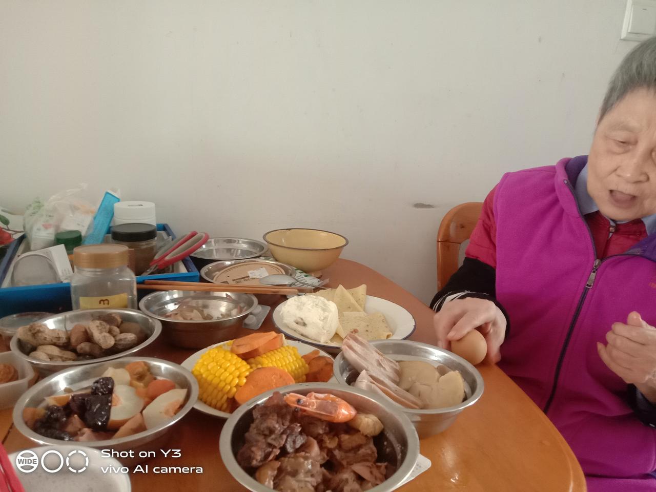边上班边照顾80多岁的老母亲。今天是星期天，这是我做的早餐。真是老一套，玉米