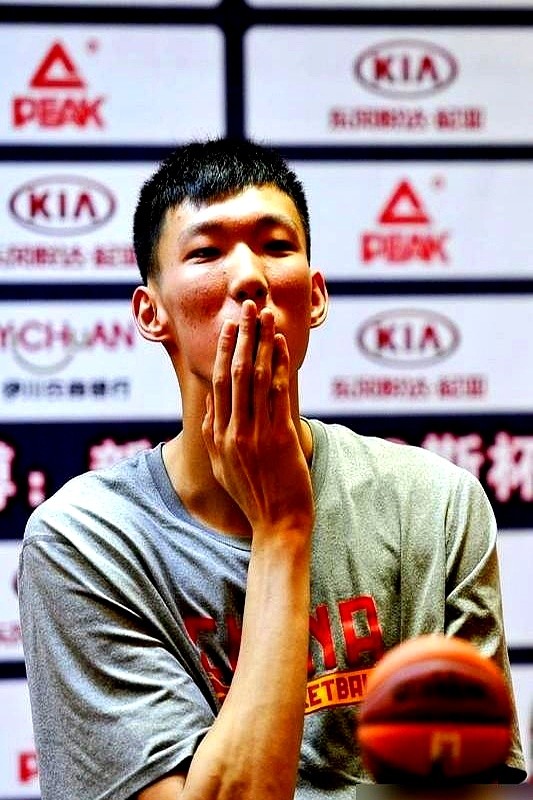 周琦落选亚运会名单了。他主动请缨，但教练组没选他。郭士强说了大实话：“整个夏天你没跟队合练，体系里没
