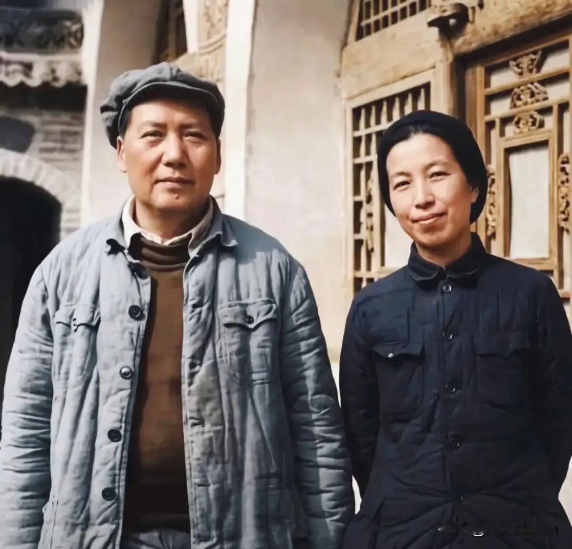 延安艰苦的岁月，磨旧了衣衫，却磨不灭眼底的自信与从容。这是主席与夫人极为难得的