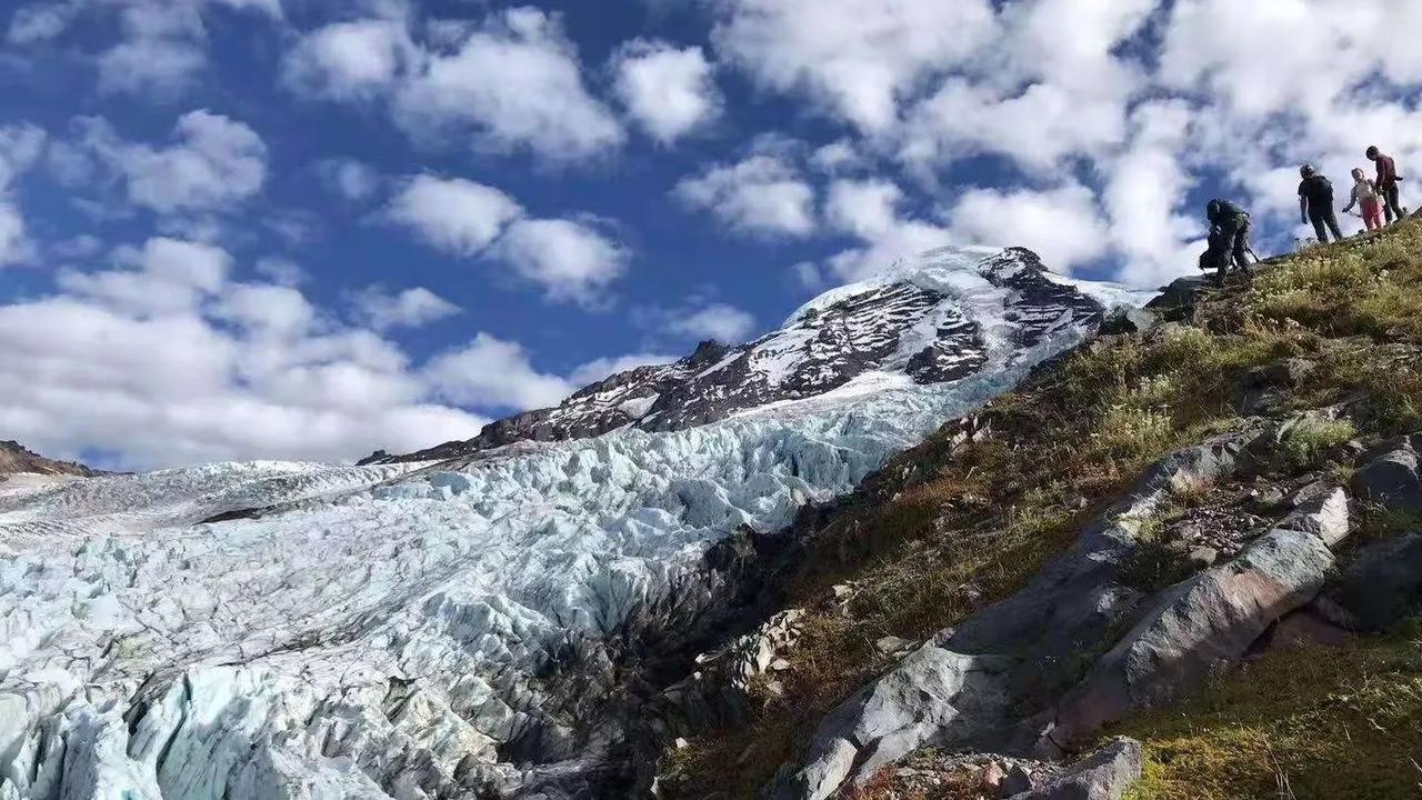 重视与气象打交道，也许能救命。一场大雪把很多人堵在了回家的路上，一场大雪引发的车