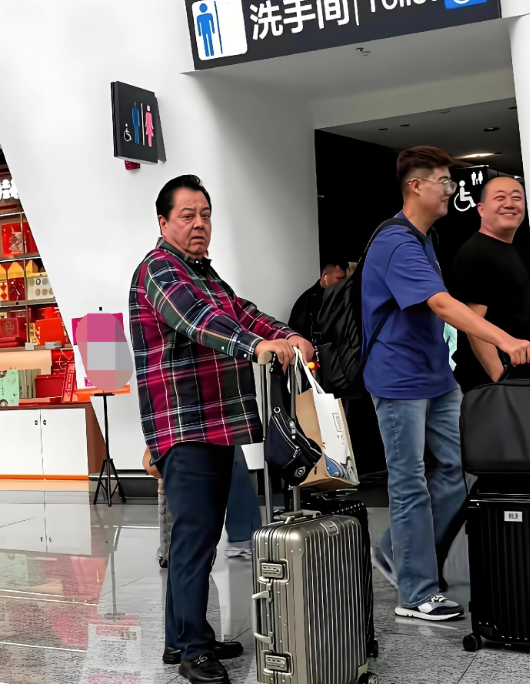 一个不经意小动作，暴露了李金斗的真实人品！近日，相声表演老艺术家李金斗，领队