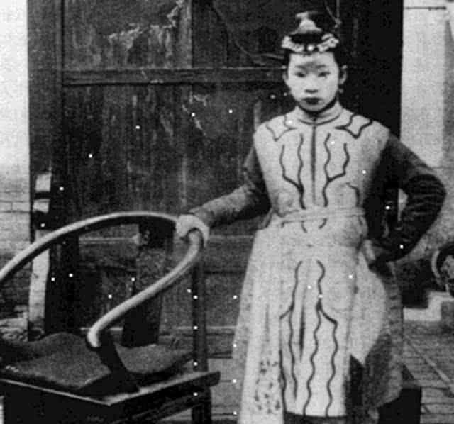 1900年，八国联军攻入天津城，一位穿红衣的中国女子被锁入铁笼，在洋人军营中反复