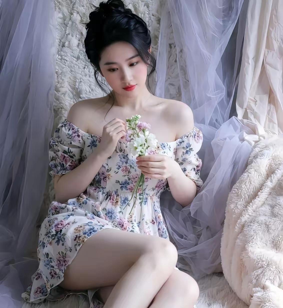 梦幻花海中的少女，手持一束鲜花，仿佛置身童话世界。